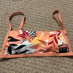 Super cute Roxy top! Perfect for surfing!